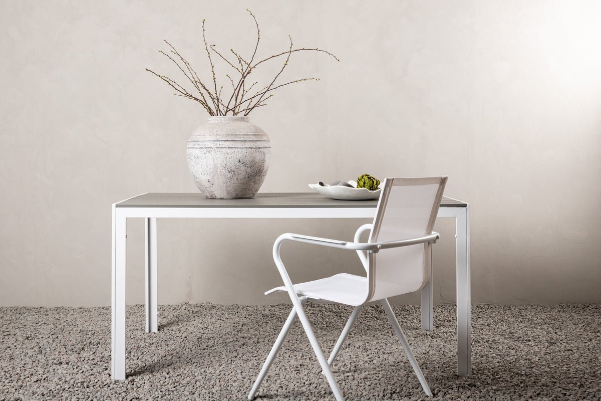 Gartentisch Tareen - eng harmonesch Kombinatioun aus Natierlechkeet a Stabilitéit