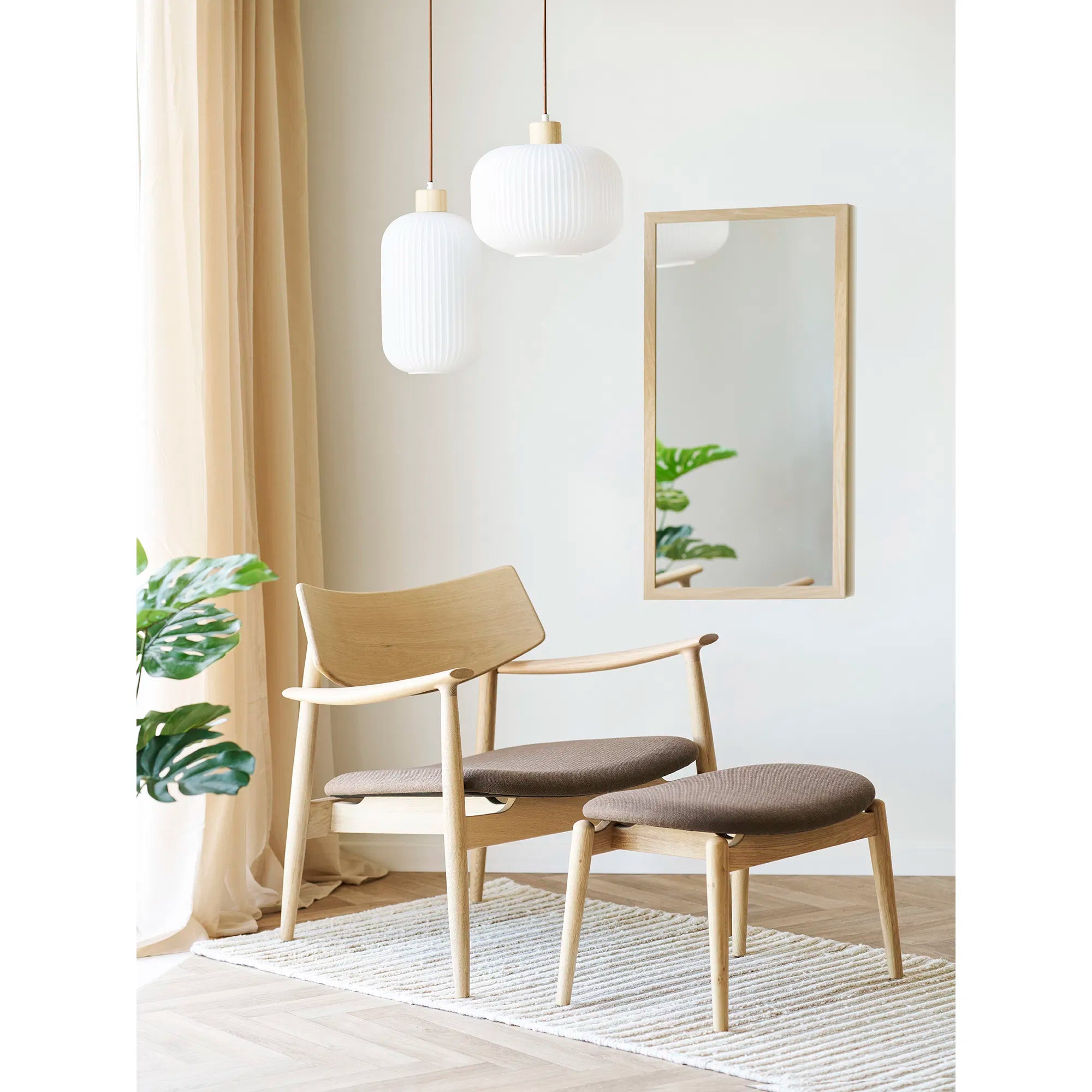 Designer Sëtz Agnar Set mat Beistellhocker aus Eech