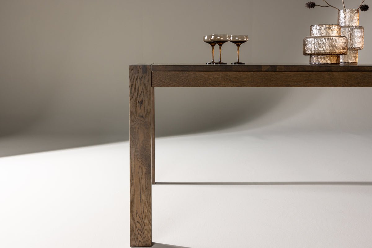 Esstisch Wainui - gefertigt aus robustem Eichenholz