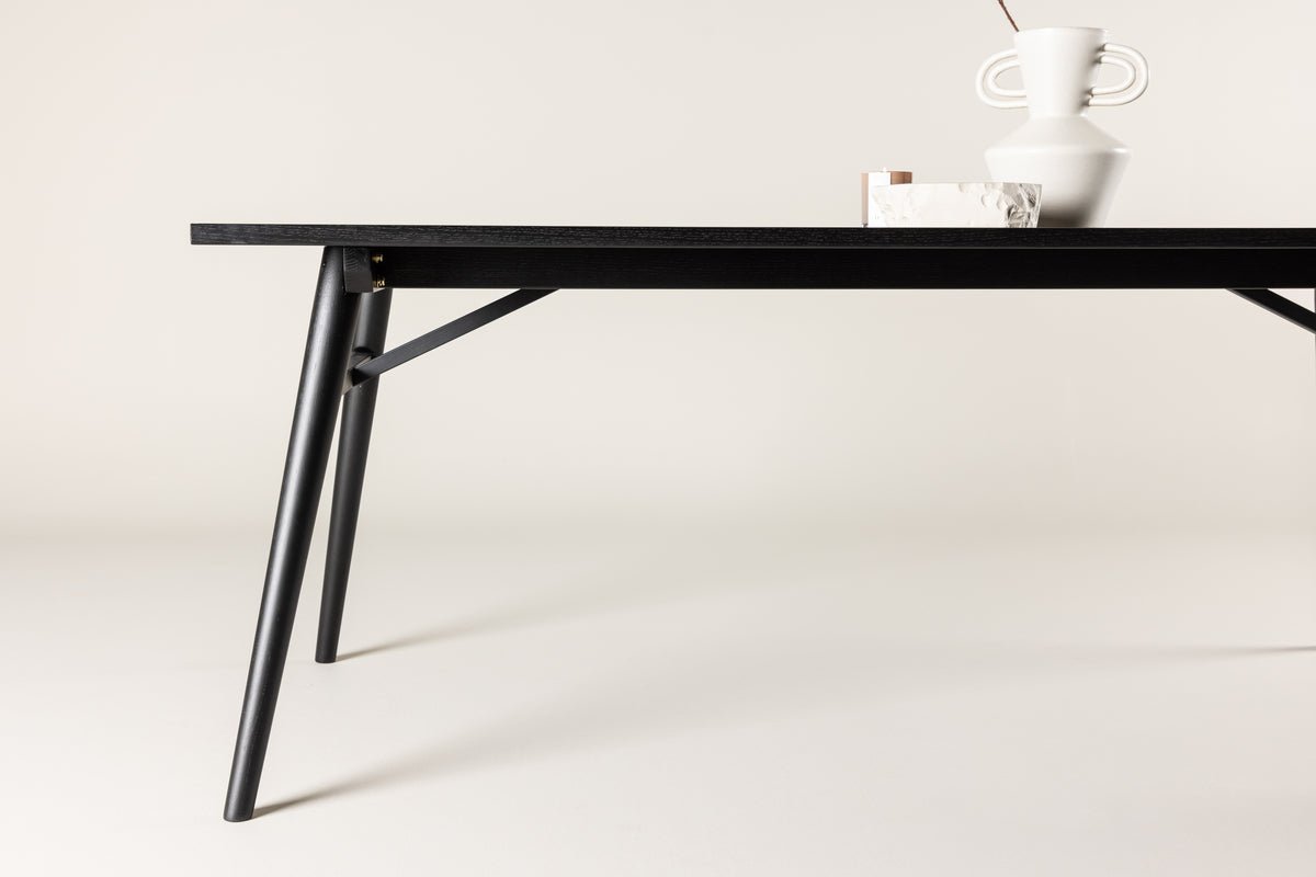 Esstisch Maleko – ein Esstisch mit Charakter und moderner Eleganz