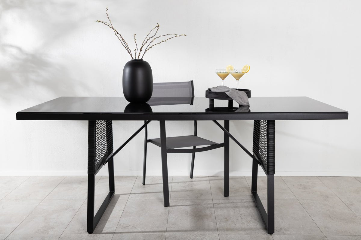 Gartentisch Kaoni - eng Kombinatioun aus schwaarzem Stol a donkeler Glasplack