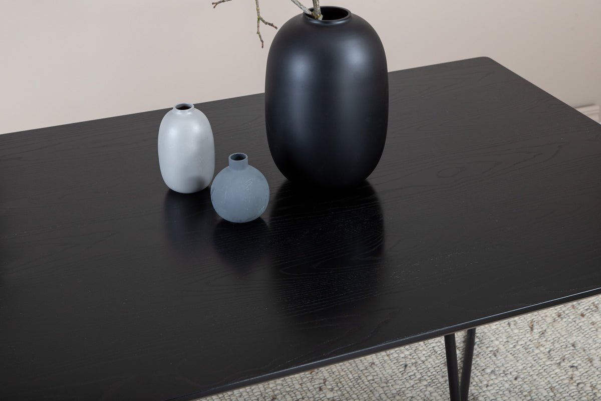 Esstisch Tanoa - ein skandinavisch inspiriertes Design mit leicht ausgestellten Beinen