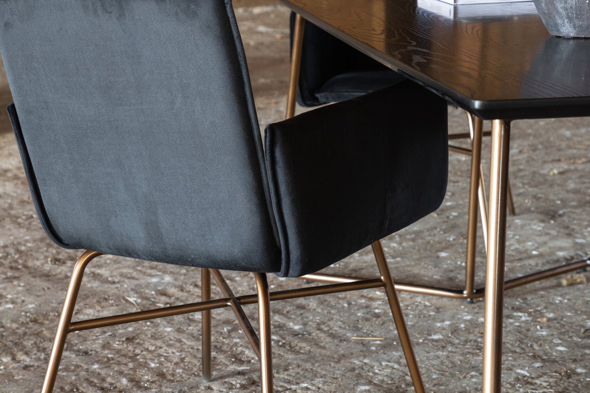 Esstisch Tanoa - ein skandinavisch inspiriertes Design mit leicht ausgestellten Beinen