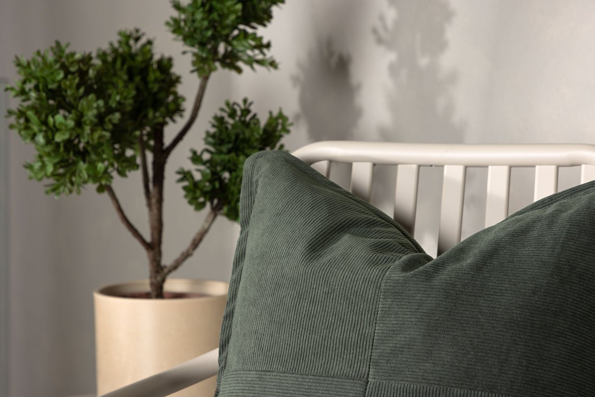 Këssenbezuch Budapest - 50x50 cm a Béis, Däischtergréng an Brong