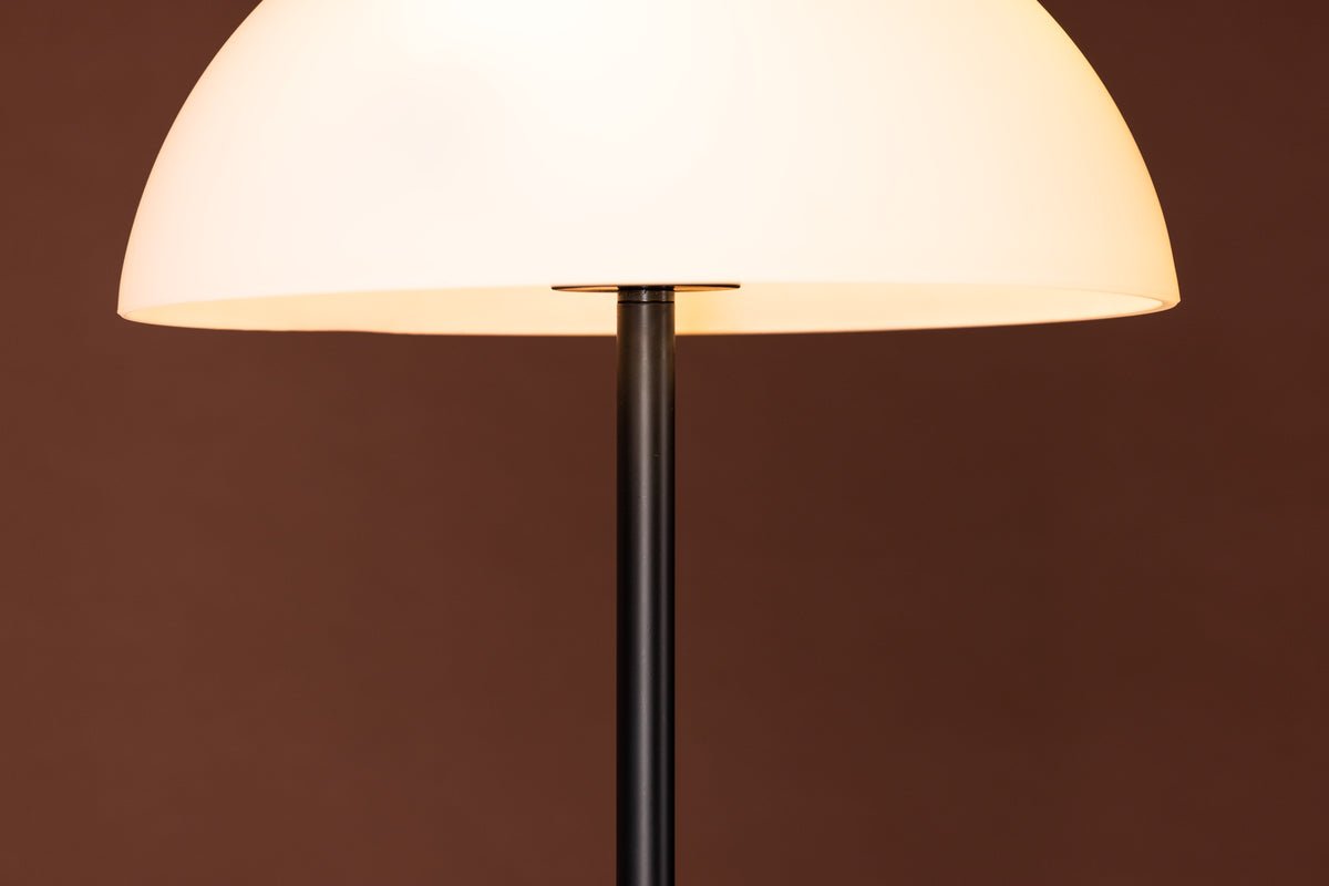 Stehlamp „Eloria“ – Halbkugel-Design an Wäiss & Schwaarz (Héicht 155 cm)