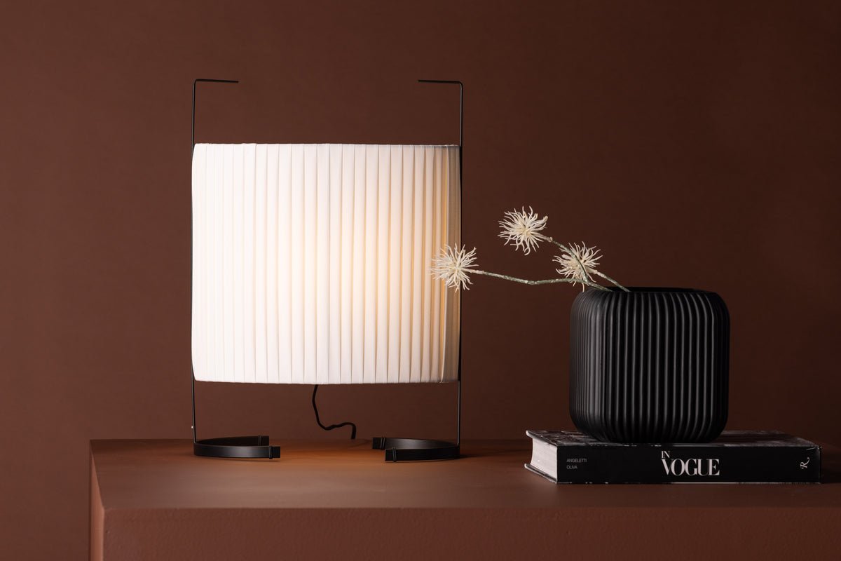 Stehlamp „Elvra“ – Stoffschierm an Béis mat schwaarzem Metallgestell (Héicht 48 cm)