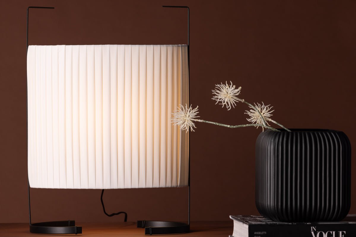 Stehlamp „Elvra“ – Stoffschierm an Béis mat schwaarzem Metallgestell (Héicht 48 cm)