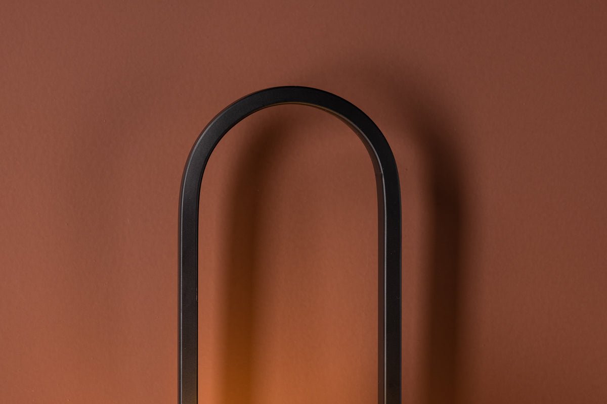 Mauerluucht „Alpin" – Schwaarze ovalen Eisenbügel an wäisse Glasschirm