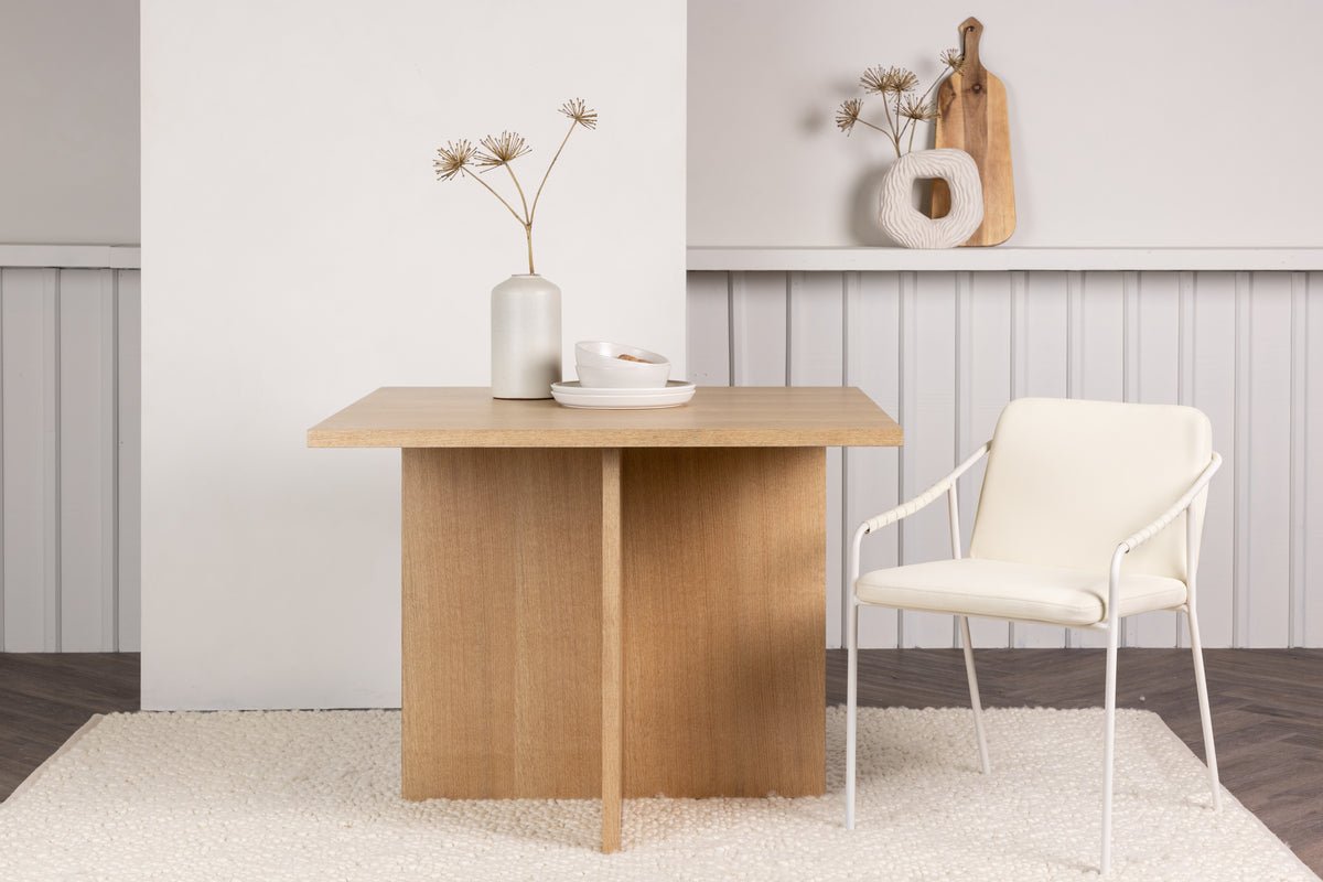 Esstisch Evania - verbënnt klassesche Charme mat modernem Design