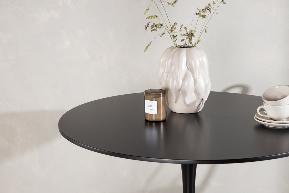 Esstisch Avelani - en Esstisch, deen Stil a Bestännegkeet verbënnt