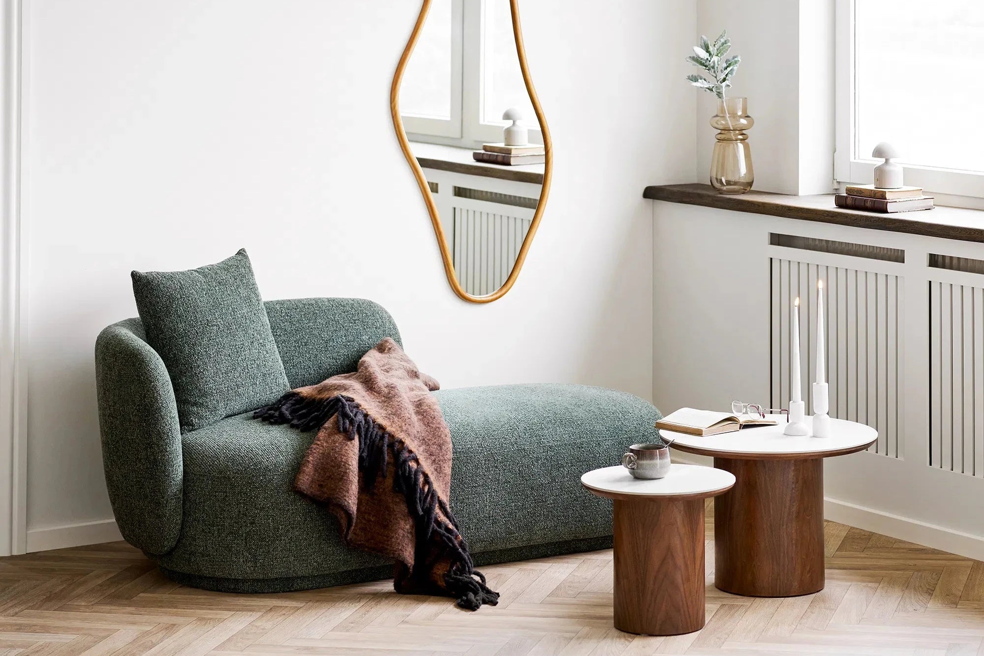 Couchtisch Lunaro – mat ronder Keramikplack an Wäiss an zylindreschem Holzfouss