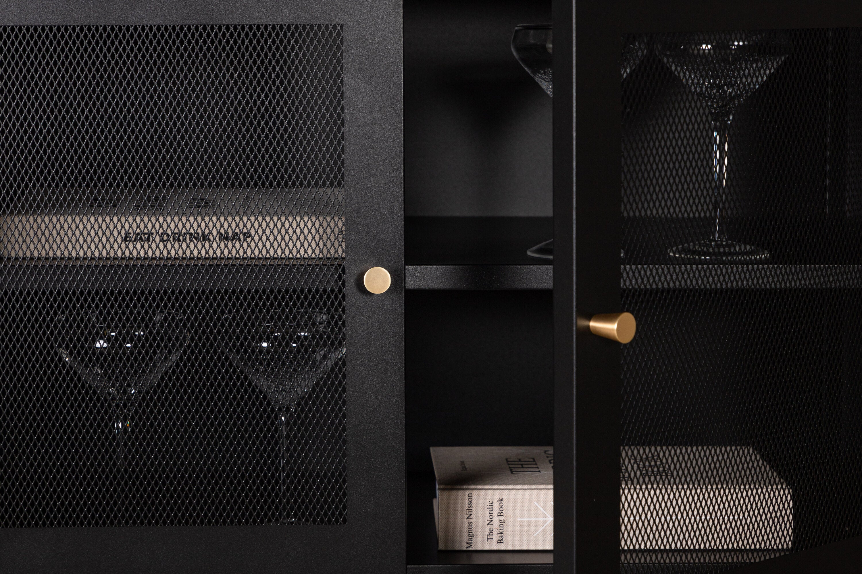 Kommode Malla - mit feinmaschigen Türen in Schwarz