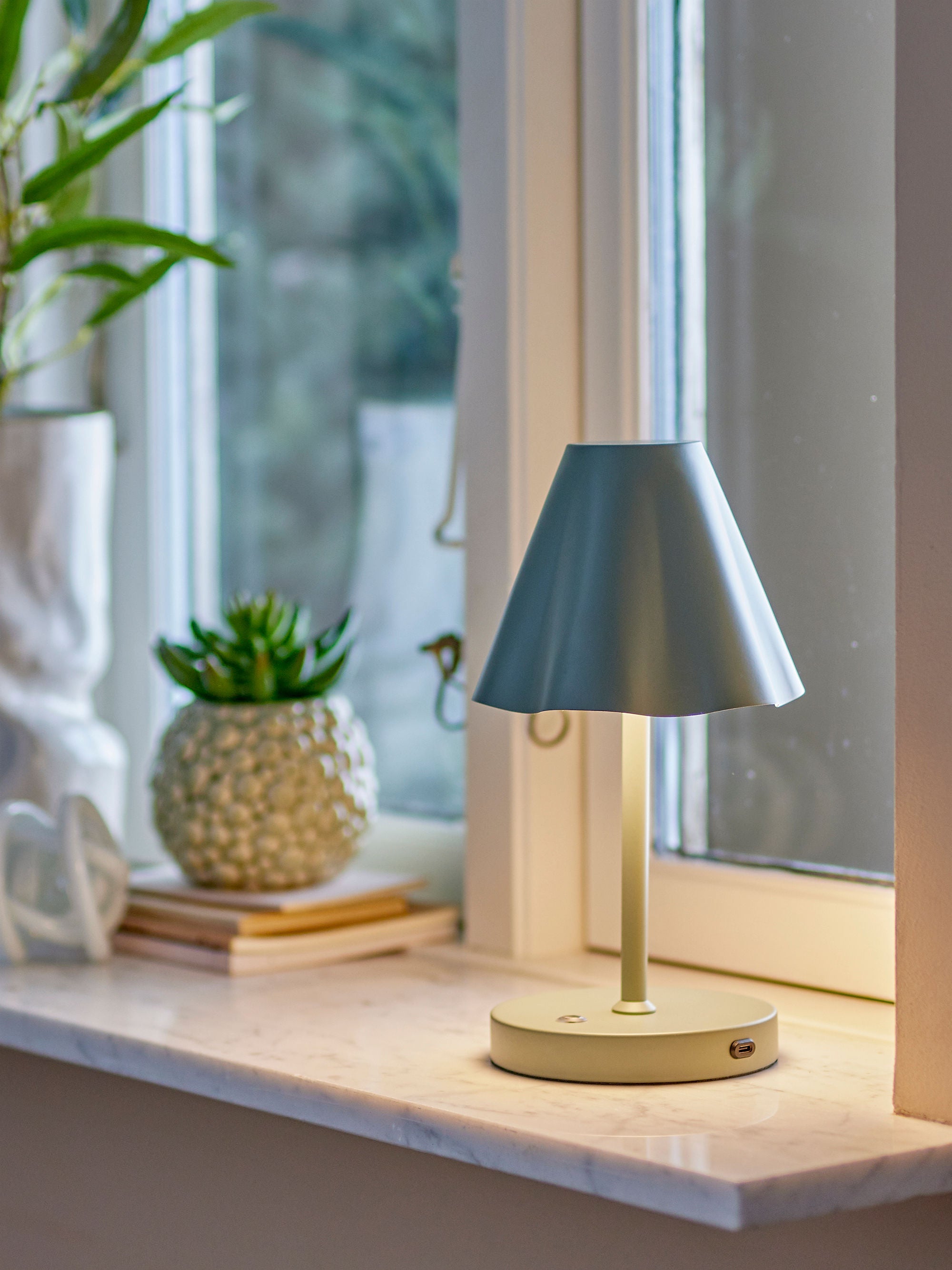 Tragbare Tischleuchte Suki – wiederaufladbar in verschiedenen Farben