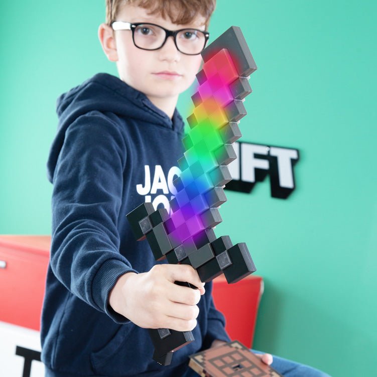 Minecraft LED-Dëschlampe „Netherite Schwert“ – mat Akku & Faarfwiessel