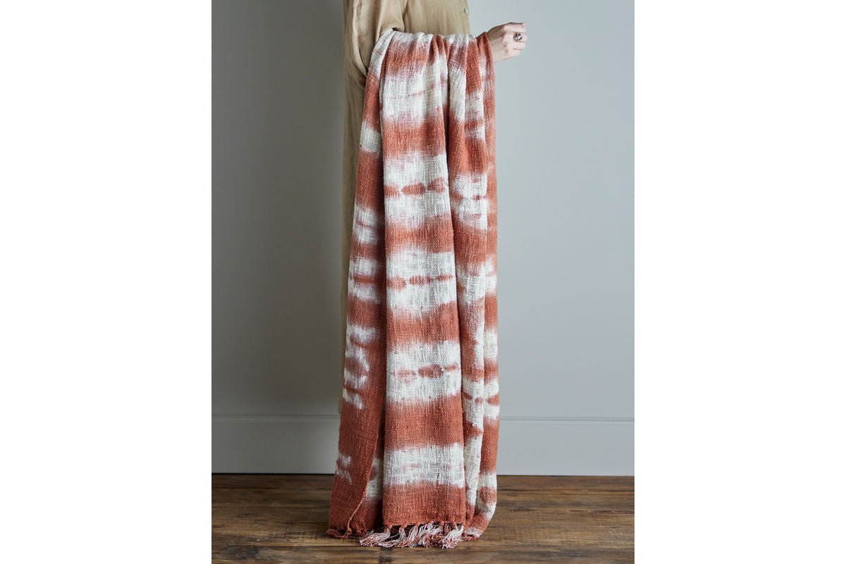 Tagesdecke Marona – Batikmuster in warmem Braun