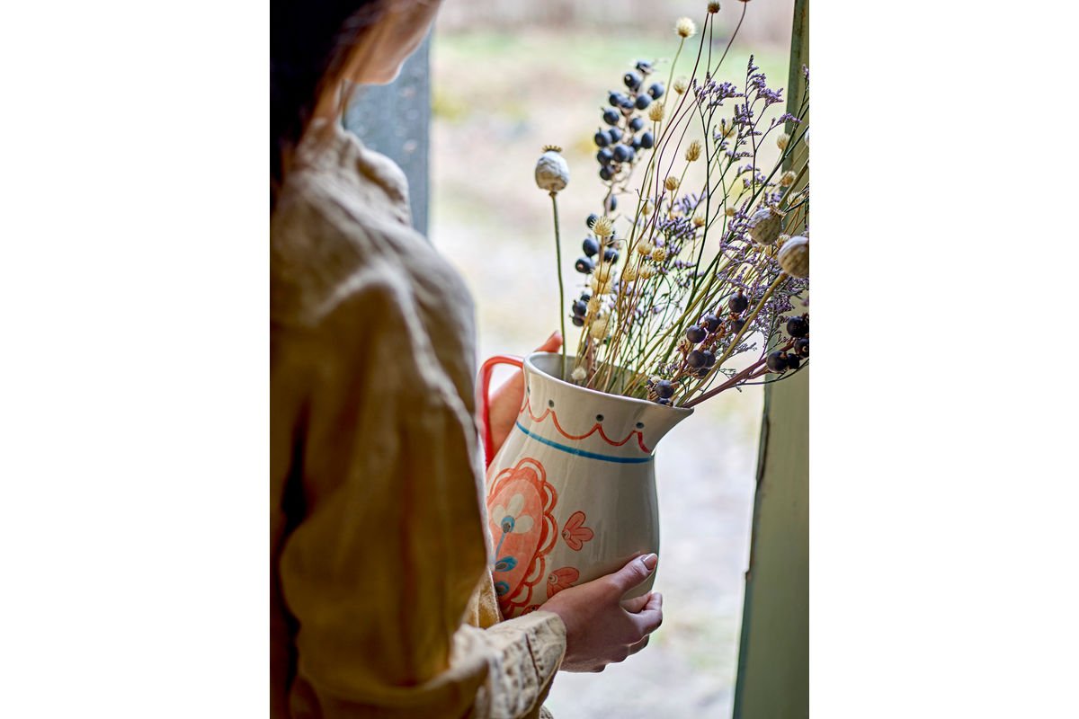 Krug Miren – handdekoréiert Steingut mat Blummemotiv