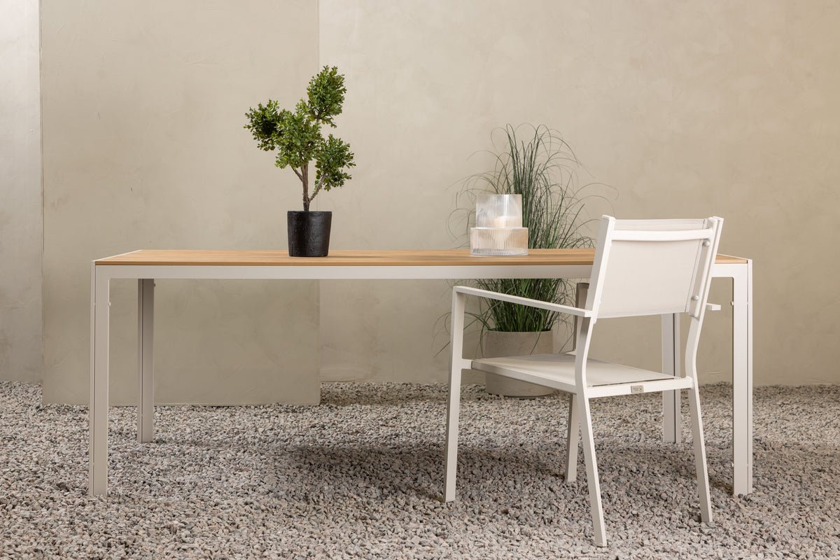 Gartentisch Tareen - eng harmonesch Kombinatioun aus Natierlechkeet a Stabilitéit