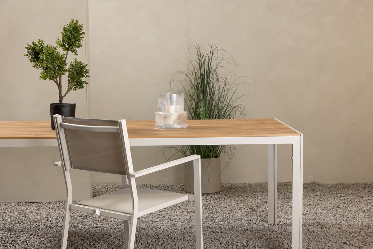 Gartentisch Tareen - eng harmonesch Kombinatioun aus Natierlechkeet a Stabilitéit