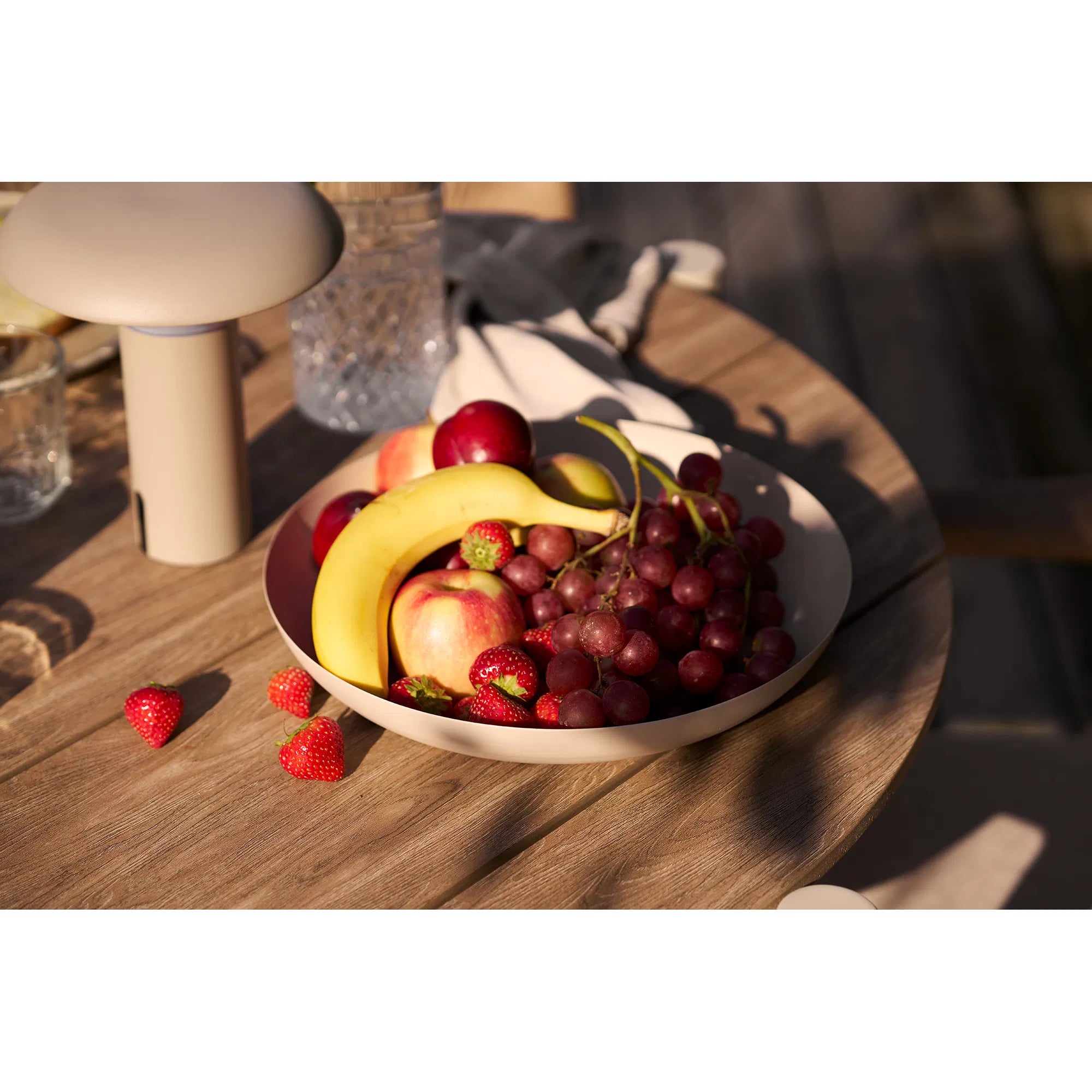 Servierplack Eirvella – aus Metall a beige