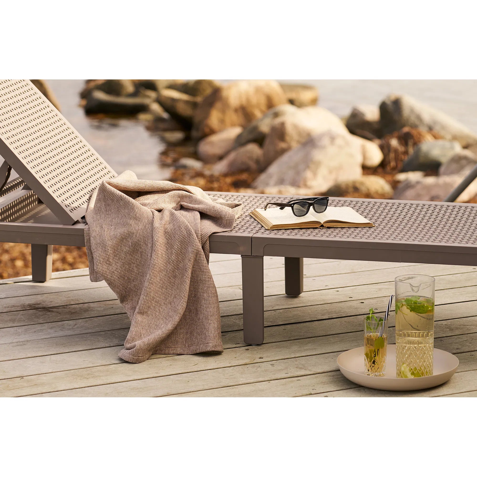 Servierplack Eirvella – aus Metall a beige