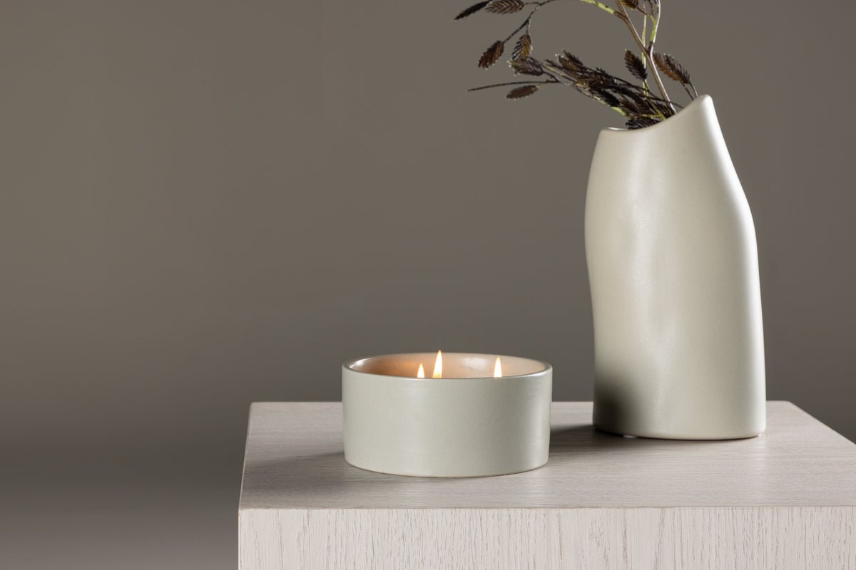 Duftkerz Liora – Stilvoll Kerz am Keramikgefäß a Hellgro