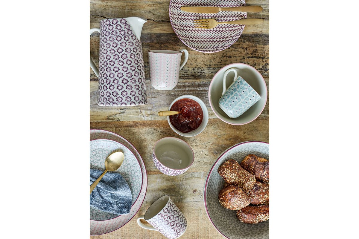 Krug Sabi – Steingut mat handbemalten Detailer a Violett