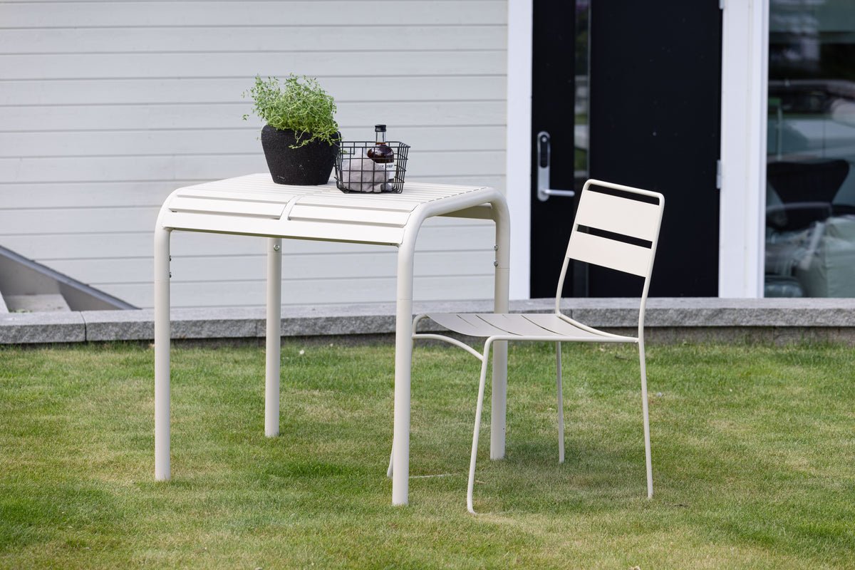 Gartentisch Tehani - liichter, beige Café-Dësch aus Aluminium