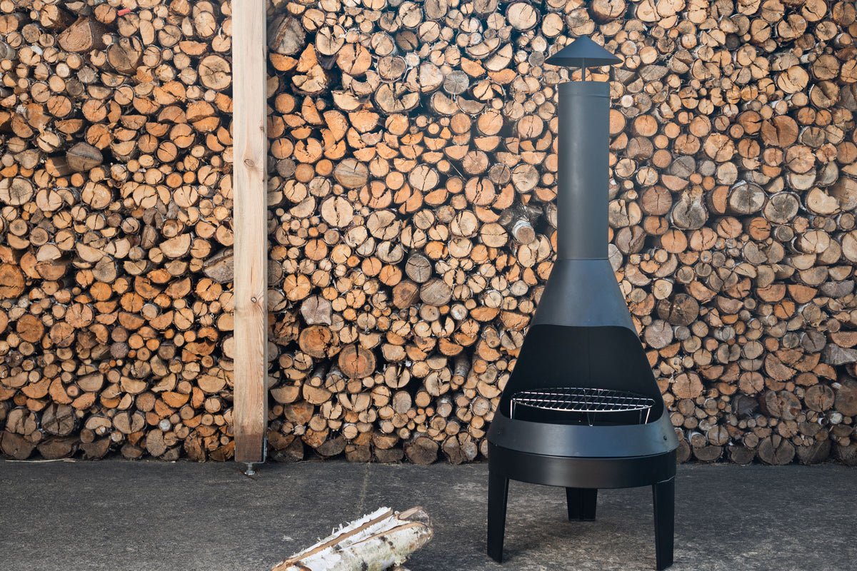 Terrassekamin Kia - aus schwaarzem Stol mat integréiertem Grillrost