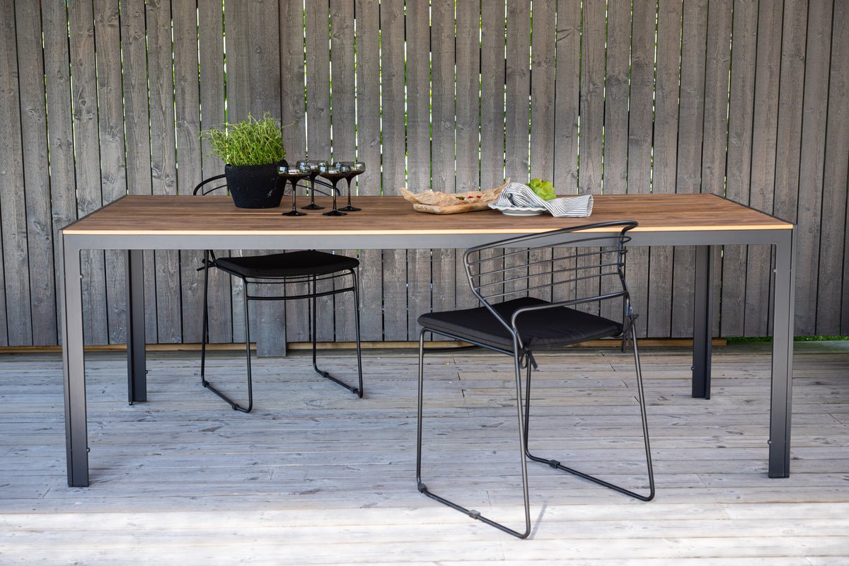 Gartentisch Tareen - eng harmonesch Kombinatioun aus Natierlechkeet a Stabilitéit