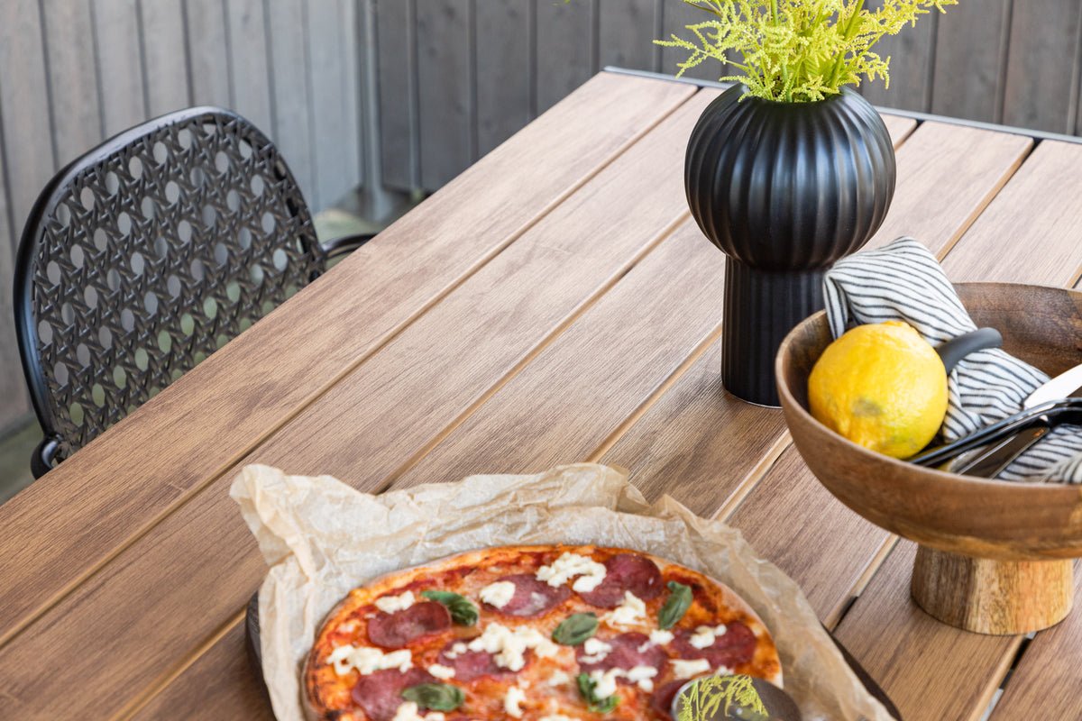 Gartentisch Tareen - eng harmonesch Kombinatioun aus Natierlechkeet a Stabilitéit