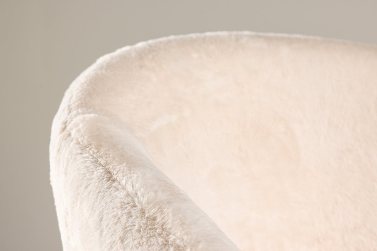 Sëtz Wilma- mat beigeem Teddy-Überzuch an silberfaarwege Stolbeen