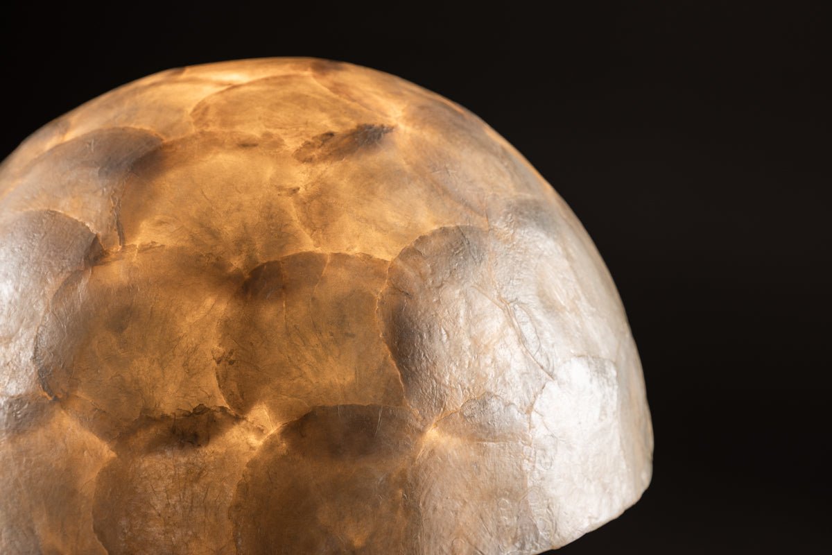 Dëschlampe „Aurora“ – Eleganten Design aus Capiz mat sanftem Liichtschein