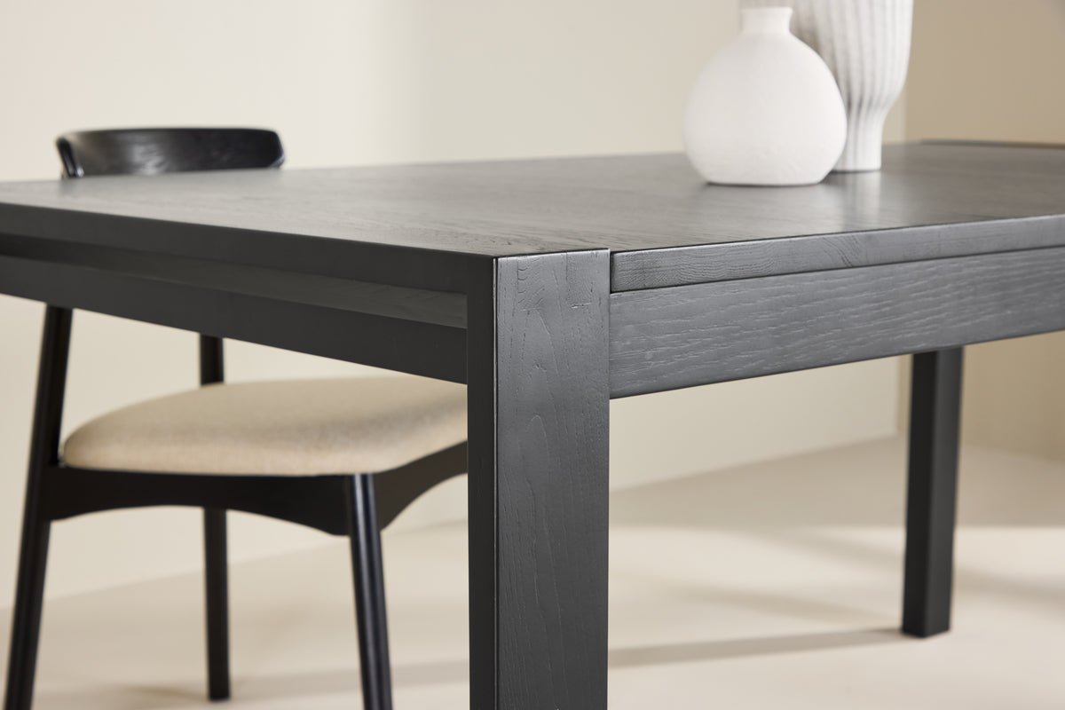 Esstisch Wainui - gefertigt aus robustem Eichenholz