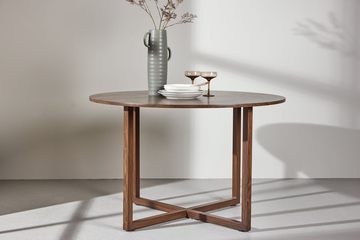 Esstisch Ayani - runde Form und warme Walnussoptik