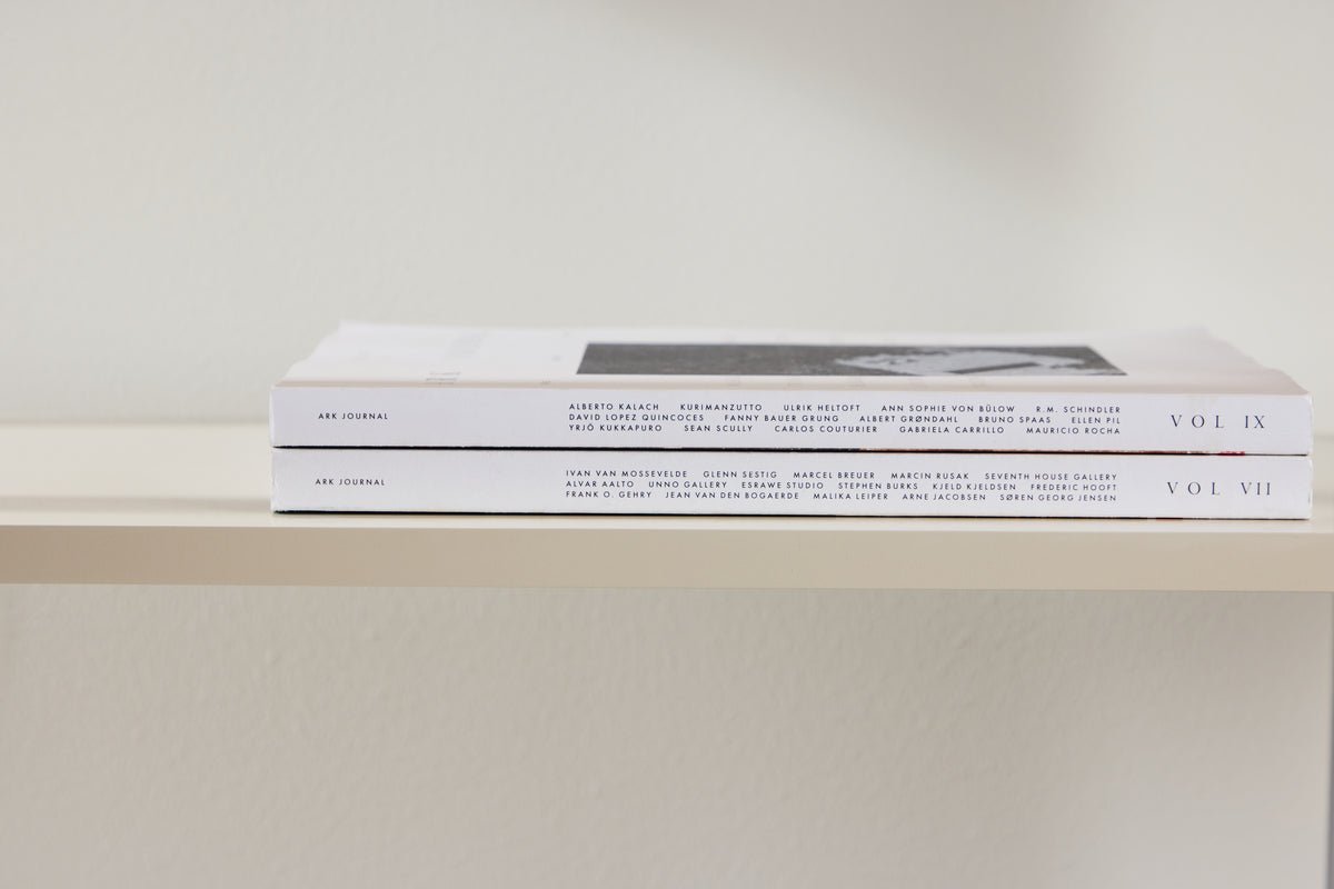 Regal Marano – Wäiss mat Chromstreben am modernen Design