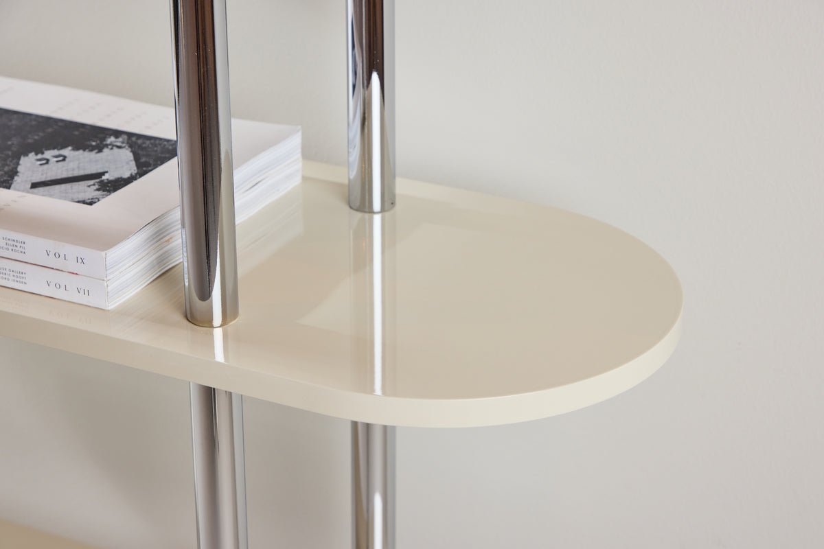 Regal Marano – Wäiss mat Chromstreben am modernen Design