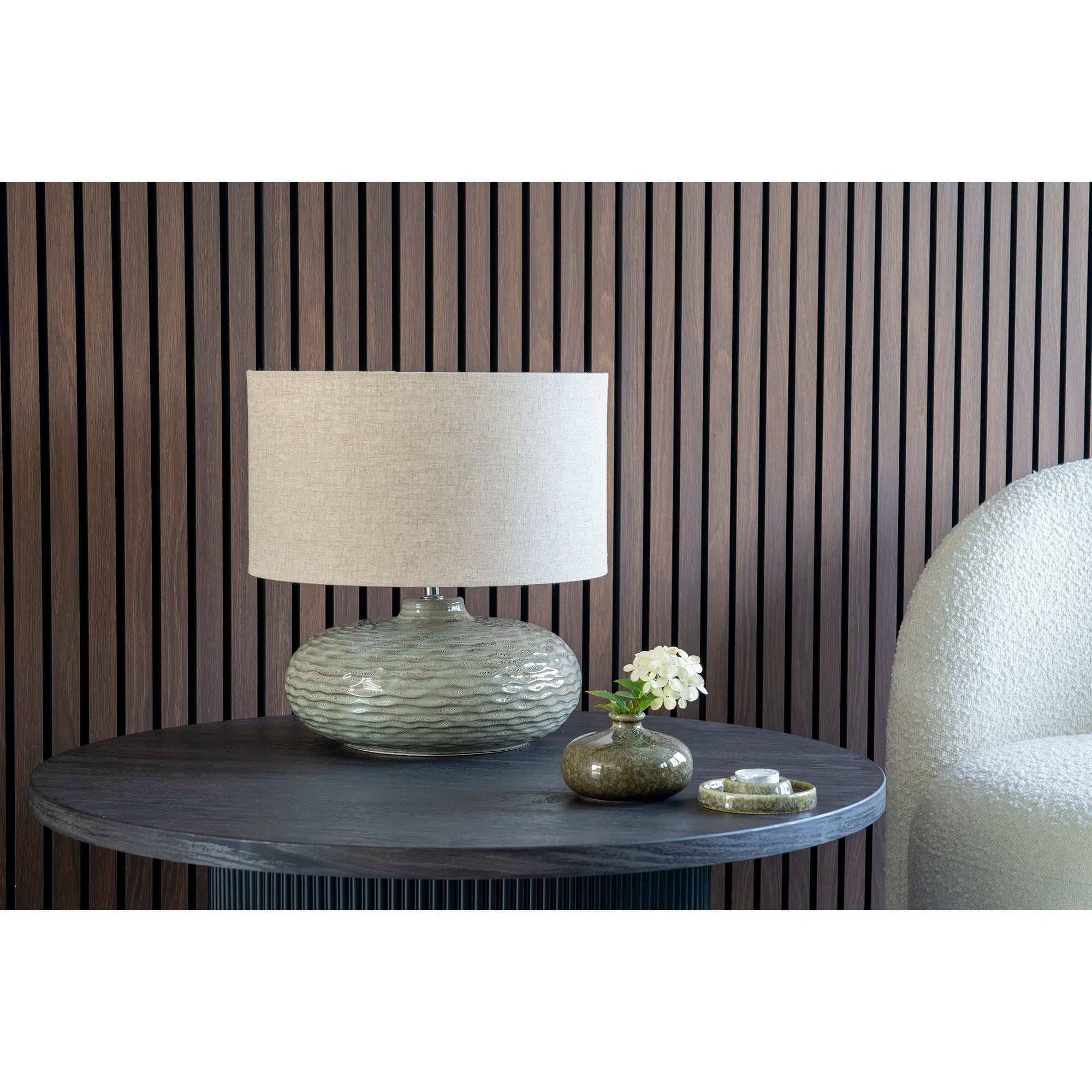 Dëschlampe „Ferano“ – Eleganz aus Keramik a mëllergrénger Faarf