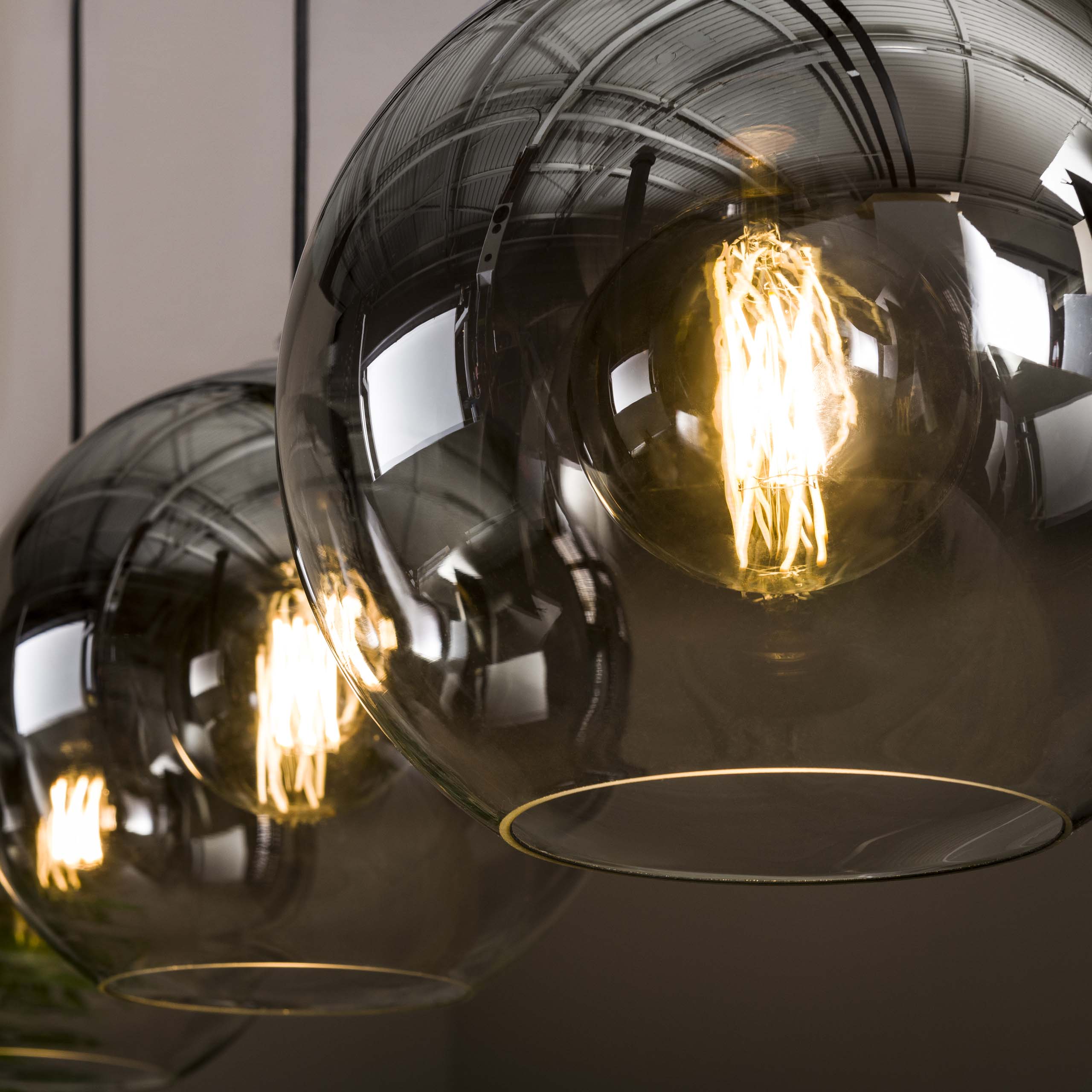 Pendelleuchte „Lumetto“ – Rauchglas mit Farbverlauf und Metallarmatur