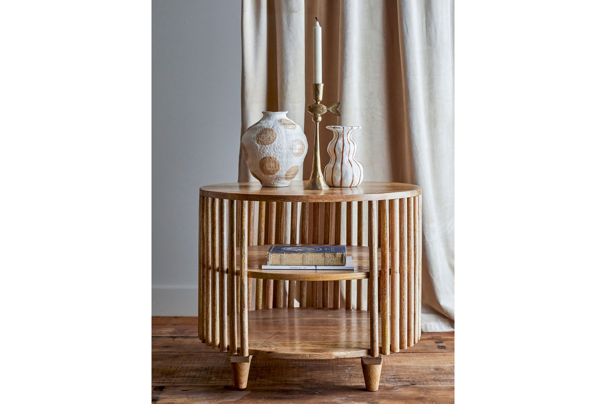 Couchtisch Keegan – Rundes Mangoholz-Design mit praktischen Ablagen