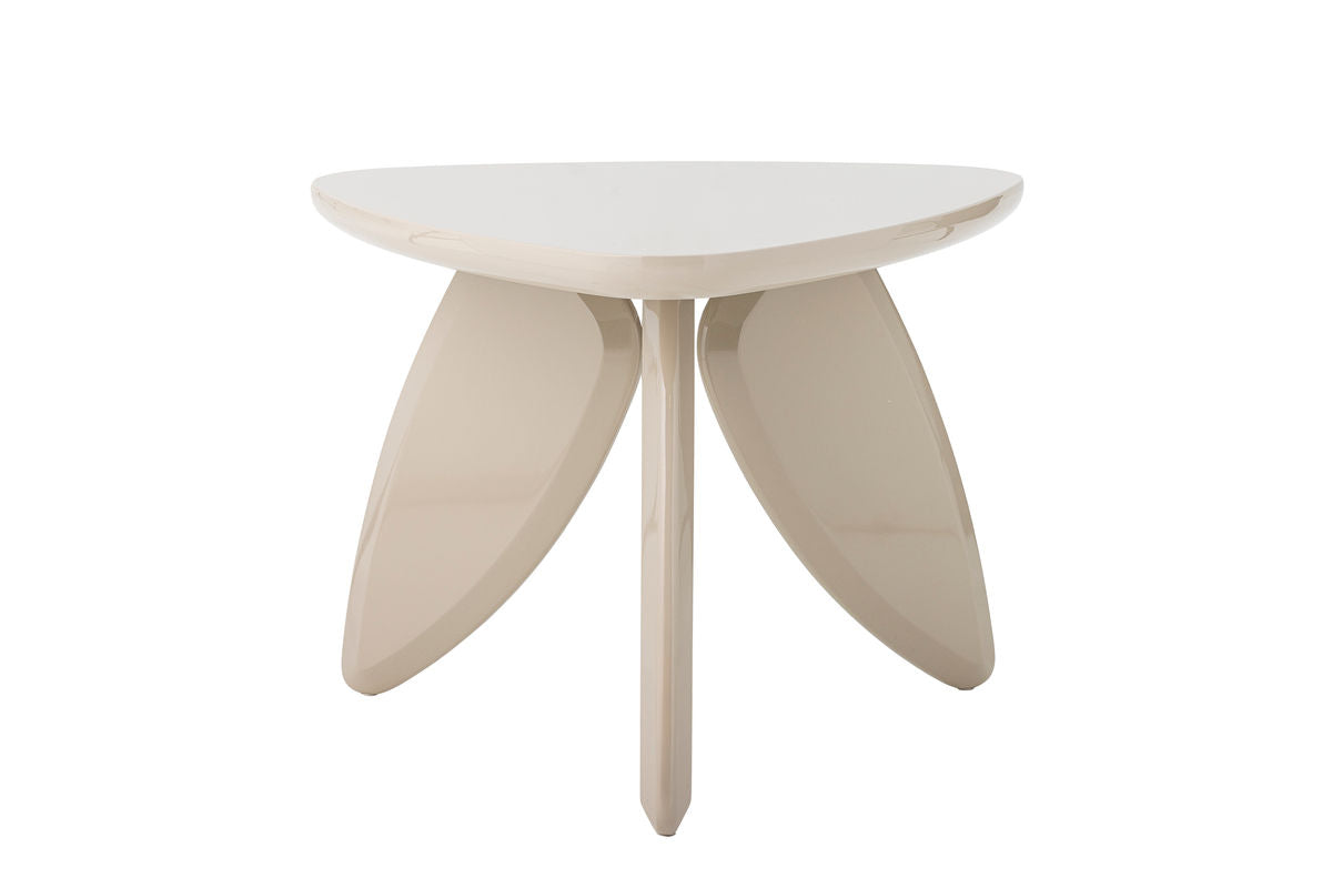 Couchtisch Lux – Skulpturalt Design am Natierlechen Ton