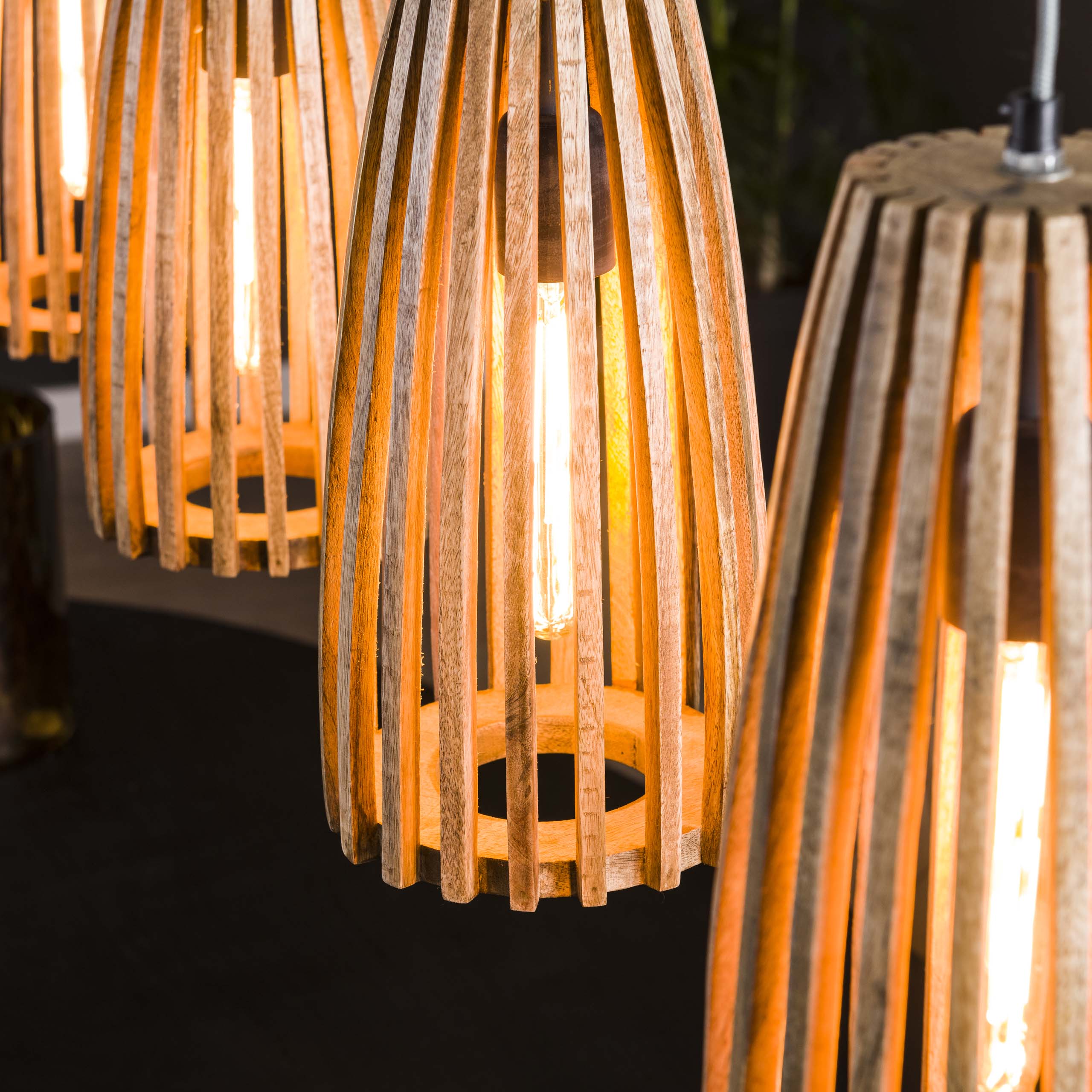 Pendelleuchte „Orenda“ – 4 Leuchten mit Lampenschirmen aus Mangoholz