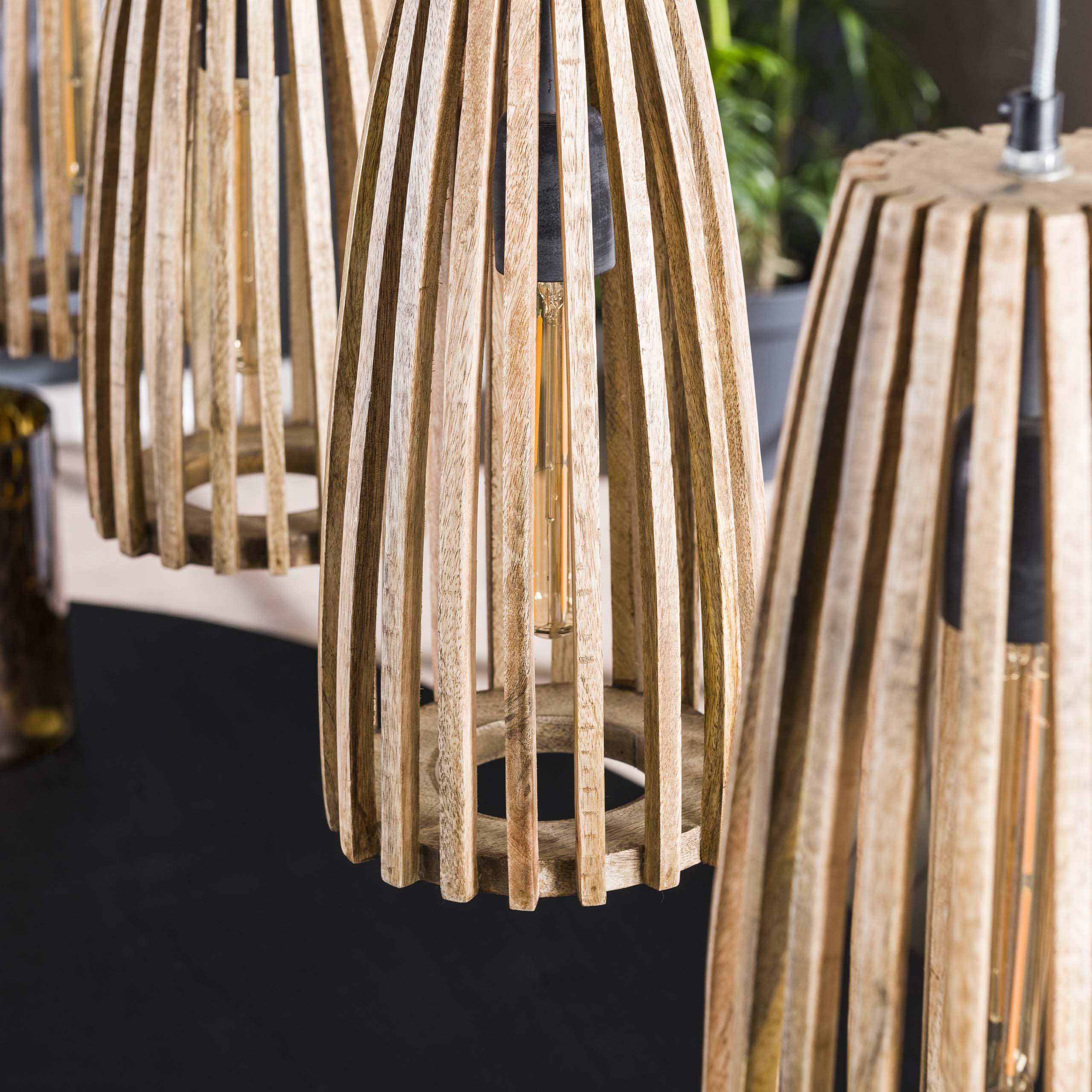 Pendelleuchte „Orenda“ – 4 Leuchten mit Lampenschirmen aus Mangoholz