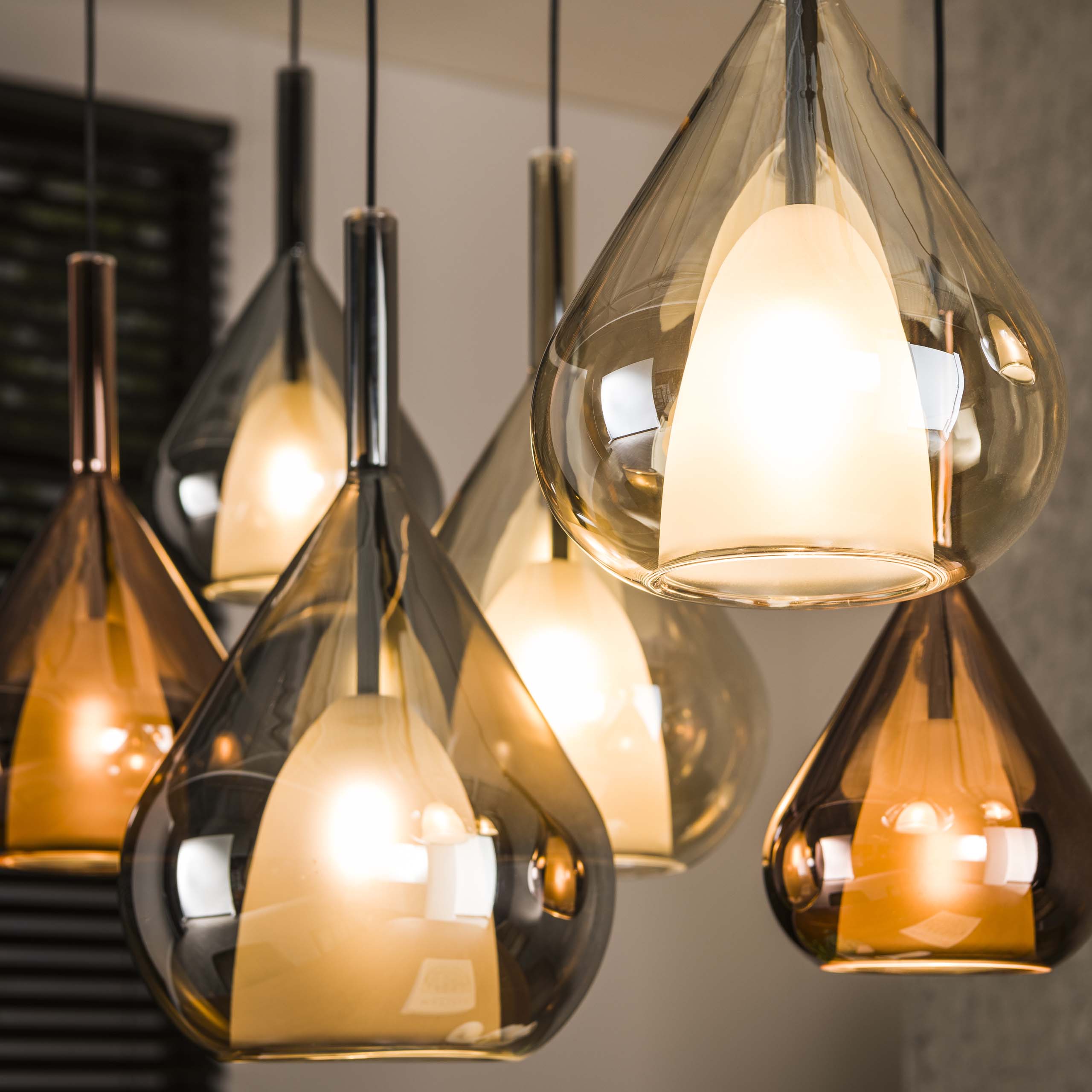 Pendelleuchte "Lumora“ – 7 tropfenförmige Glasschirme in Bernstein, Kupfer und Chrom