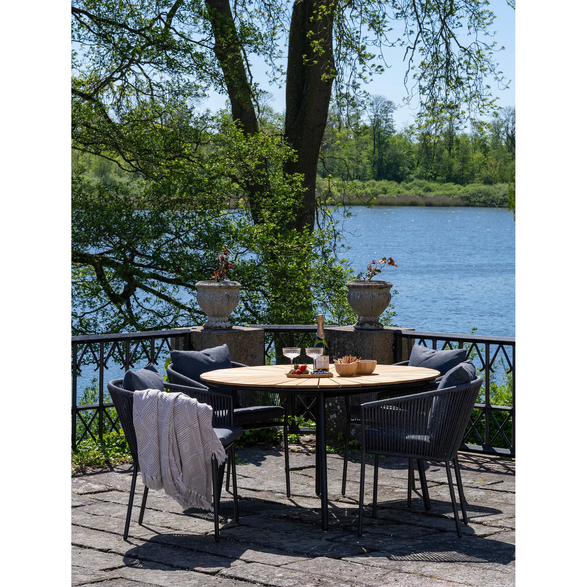 Gaarden Iessdësch Modena – Teak & Metall, ø130 cm