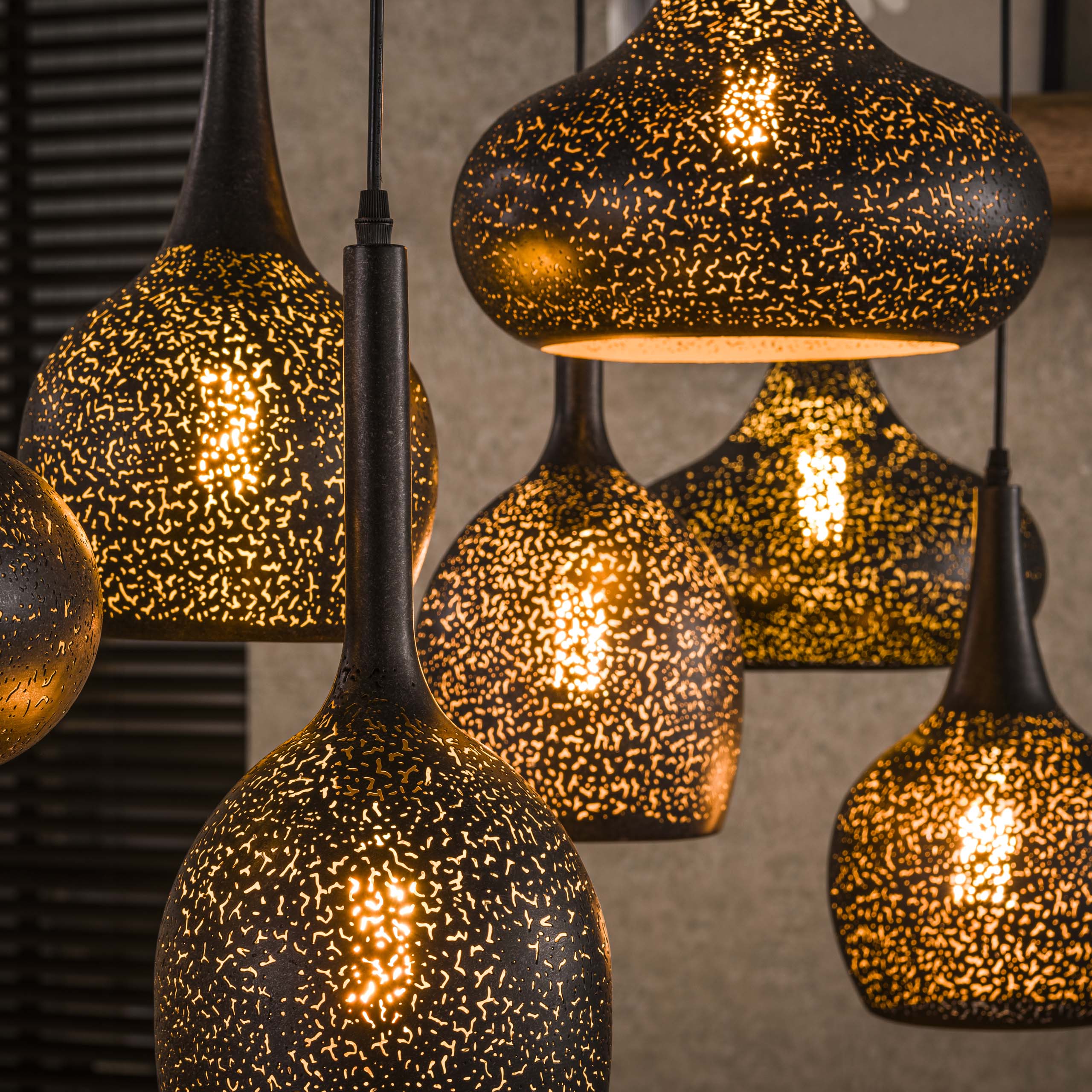 Pendelleuchte "Virena" – Mat 7 individuellen, handgemaachte Lampeschirmer a Schwaarz