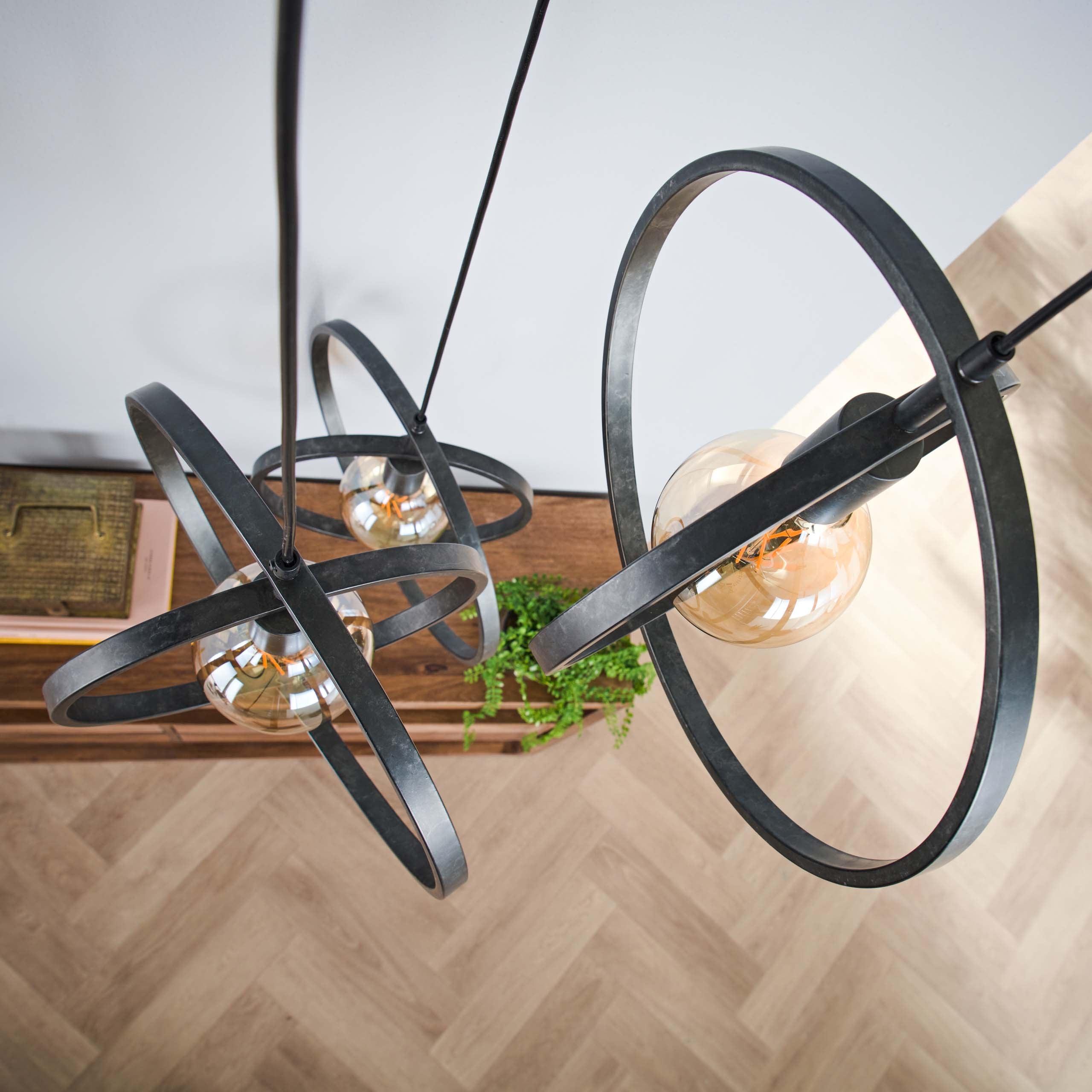 Pendelleuchter Orbitra Trio – Gestuften Ringdesign an Antrazit (3-Flamm)