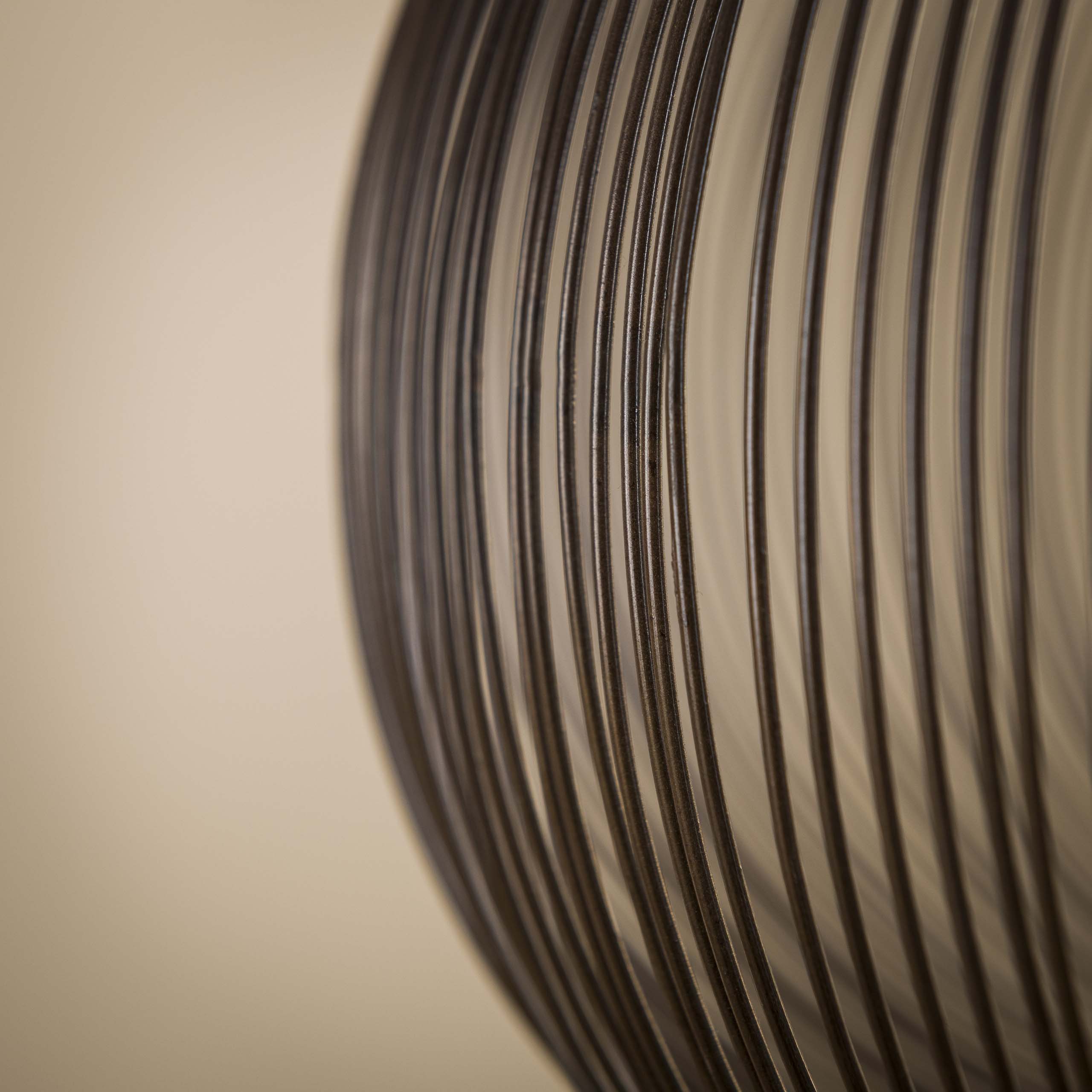 Hängelamp Aurex – Metallscheif a schwaarzem Nickel mat gëllene Akzenter