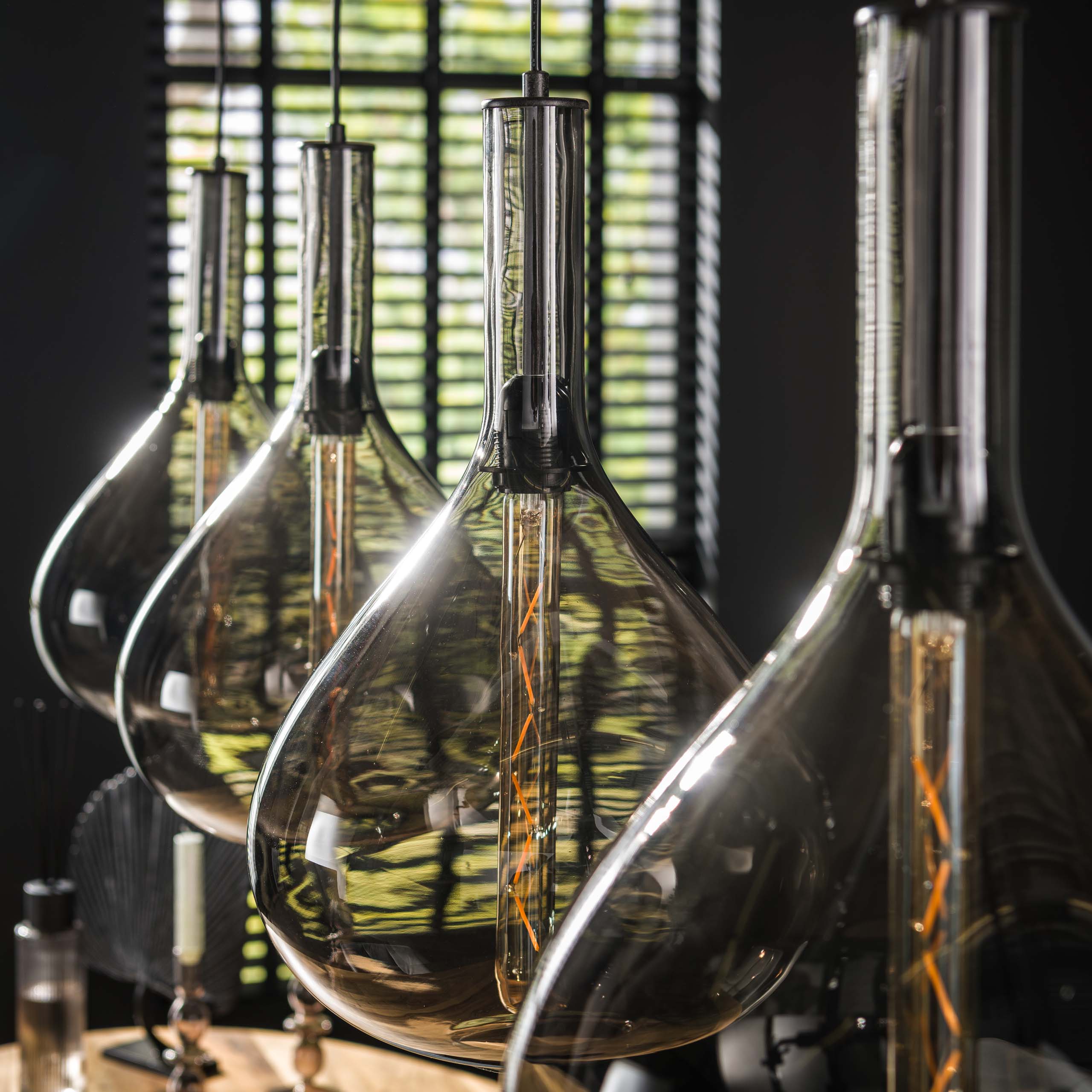 Hängelamp Noira – Rëssglas-Schiermer an Arktesch Schwaarz (4-flammeg)