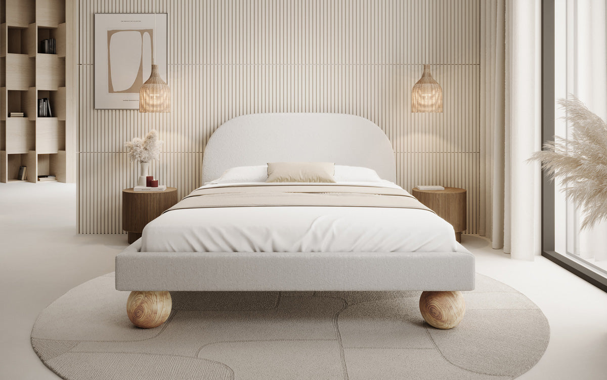 Lit design Milo en bouclé avec pieds en bois ronds