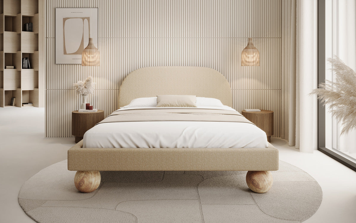 Lit design Milo en bouclé avec pieds en bois ronds